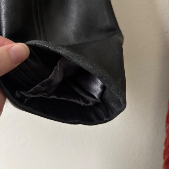 Vintage GUESS Women’s Leather Jacket - Picture 8 of 8